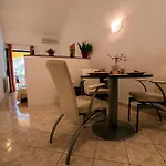 Lavica * Podstrana