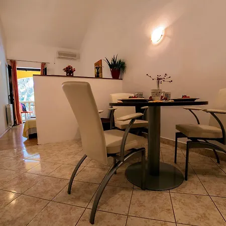 Lavica * Podstrana